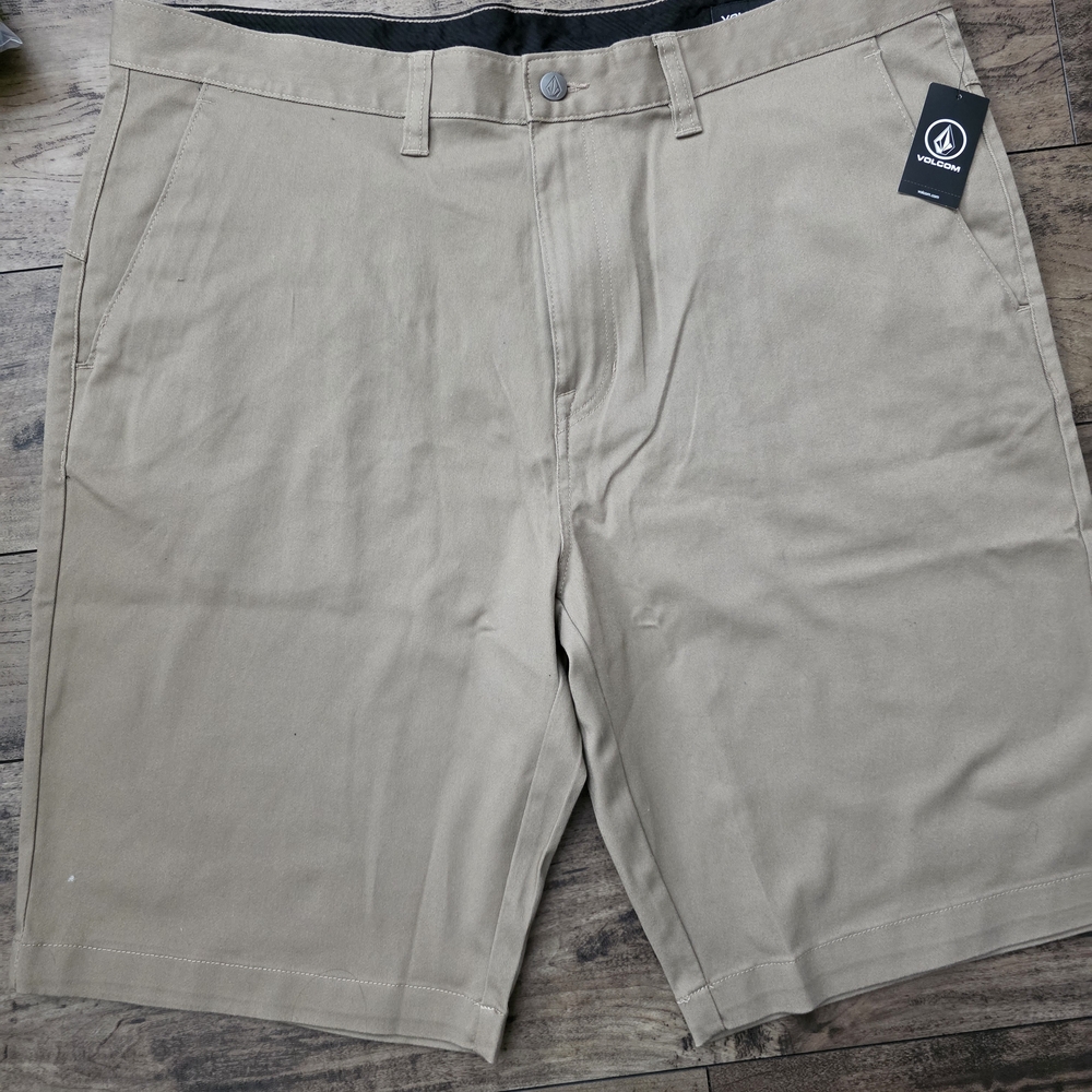 **‎ Volcom Men's Tan Flat Front Shorts